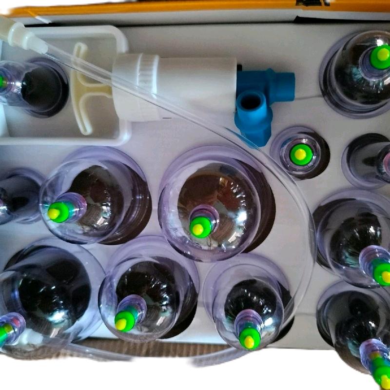 Bộ giác hơi chân không.Không cần dùng lửa.Gồm 12 cốc nhựa trong suốt chân không và một dụng cụ hút, kèm theo một ống dây để có thể tự hút giác được ở phần lưng