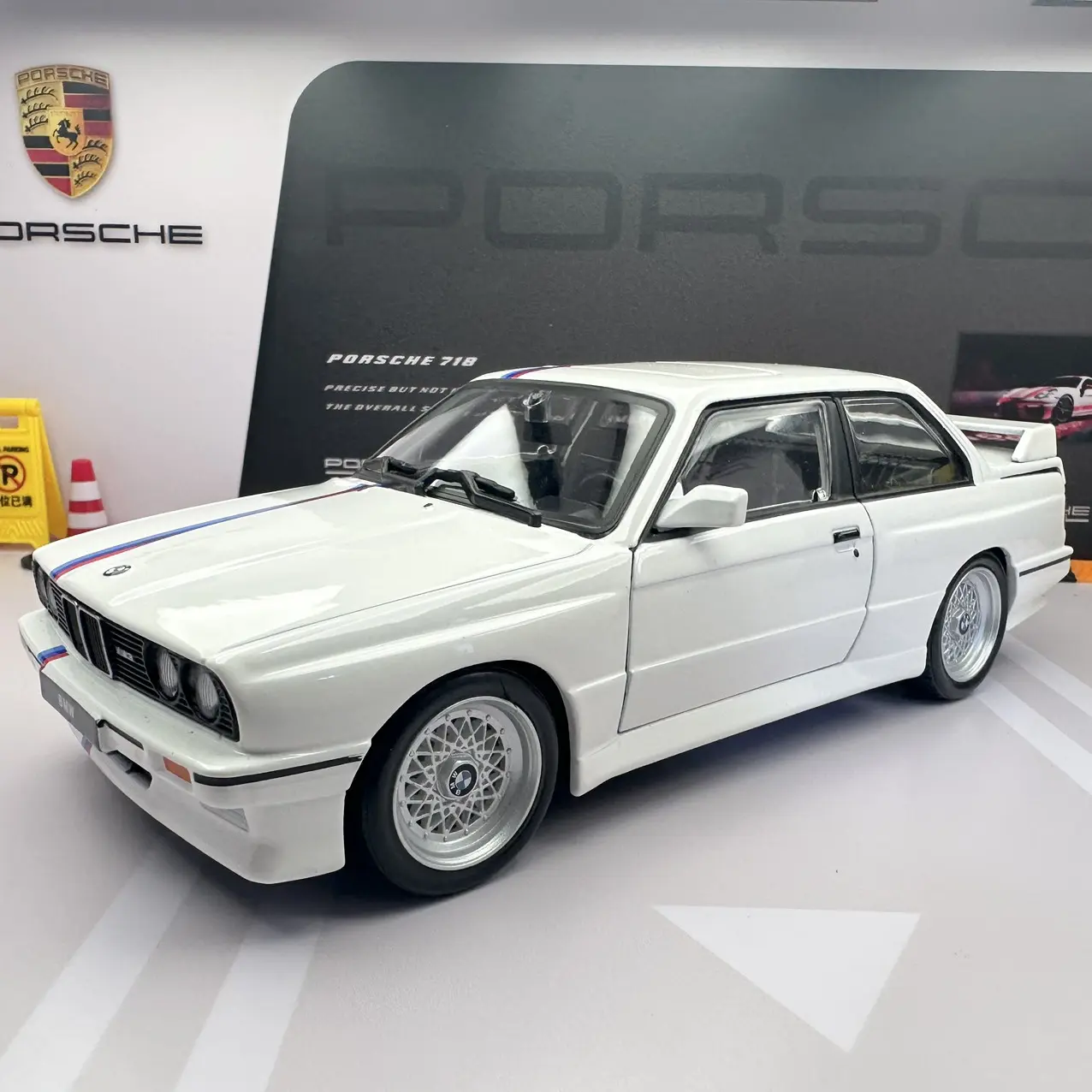 Mô hình xe BMW M3 E30 1988 tỉ lệ 1:24 hãng Bburago