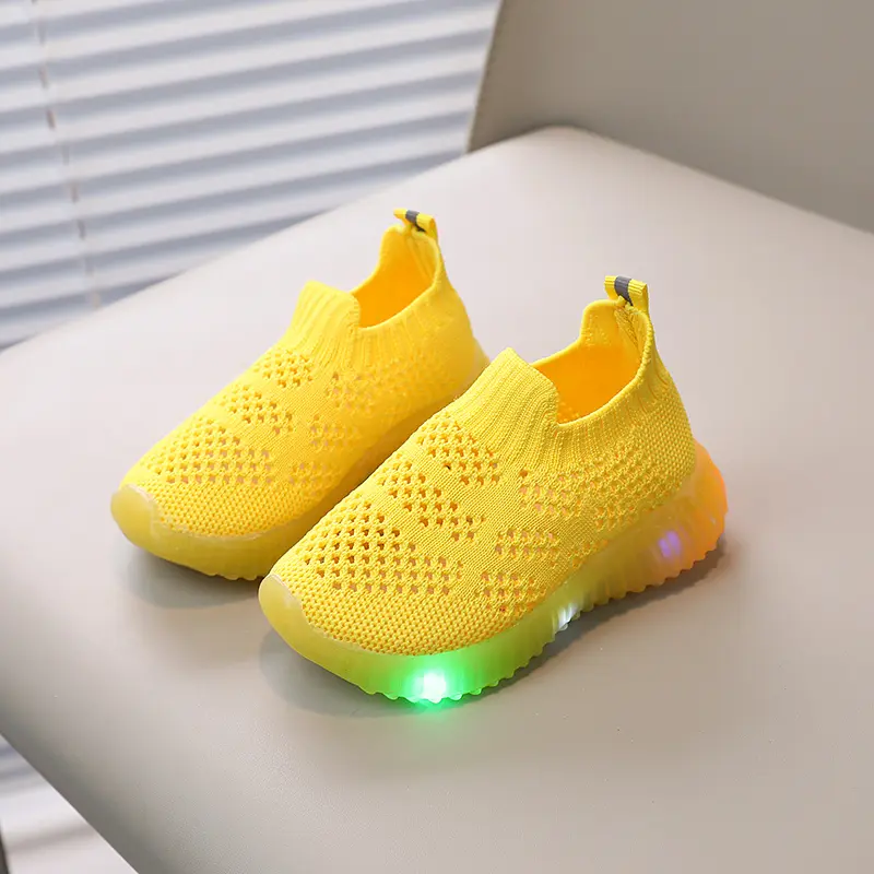 Anak-anak berusia 1-8 tahun slip pada lampu flash sneaker bernapas sepatu sepatu flyknit LED soft bottom non-slip 3