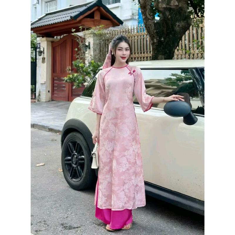 Áo dài cách tân lụa gấm dáng xuông đính cúc nhẹ nhàng nổi bật cho nàng du xuân 0