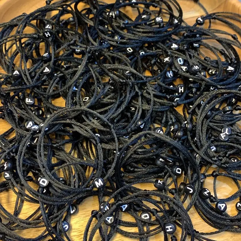 Gelang inisial bulat