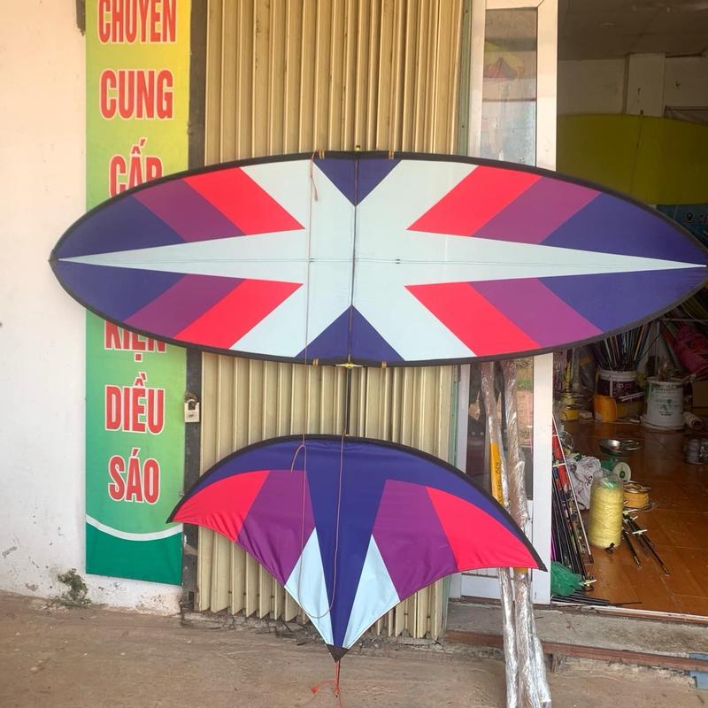 Diều xương cá tím Vải caro in nhiệt . Diều 2m va 2m5-nan tím vip.Sản phẩm đã bao gồm áo diều và khung diều. Toy Đồ Chơi