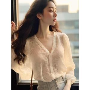 เสื้อเบลาส์ลูกไม้ สไตล์ฝรั่งเศส อ่อนโยน เรียบหรู หนุ่ม แฟชั่น มีระดับ ไม่ซ้ำใคร เปิดตัวในปี 2568