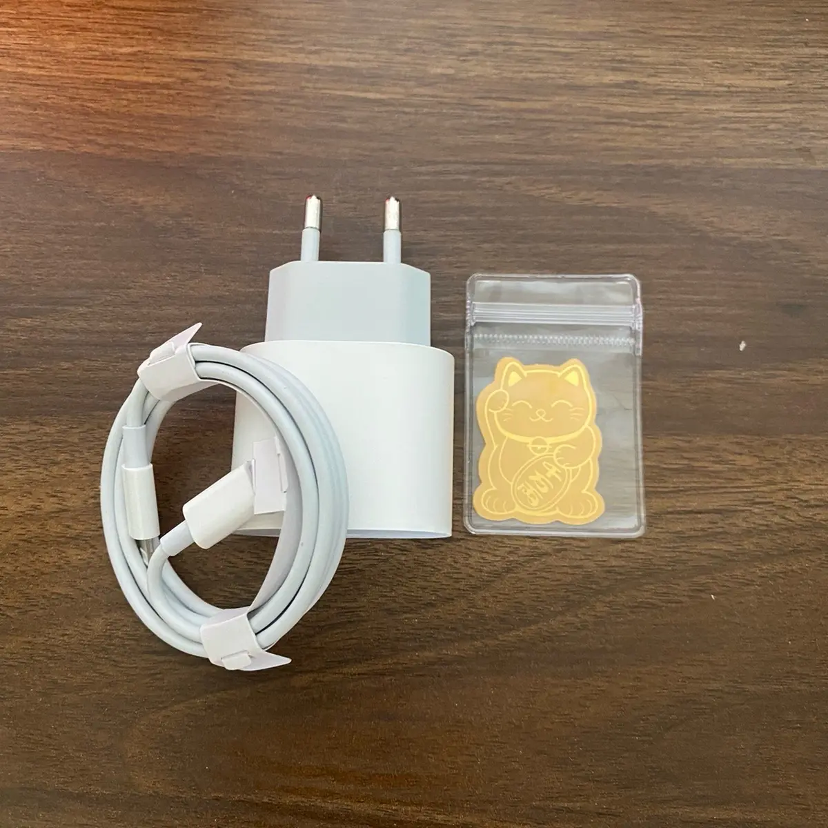 Bộ Sạc Nhanh 20W Chân Tròn Bản Cao Cấp. Bao Gồm Củ Và Cáp Sạc. Sạc 30P lên 50-60% Pin. Dùng Cho IP 8 Đến IP 14prm. Bảo Hành 3 Tháng cuc sac