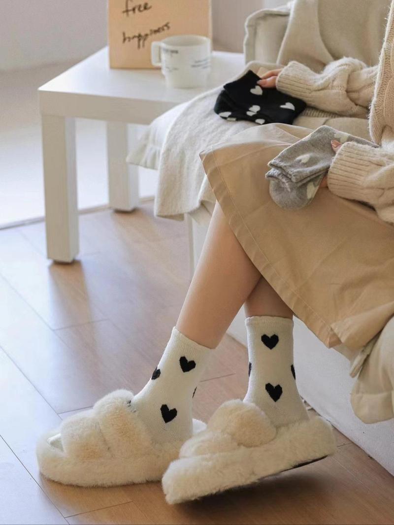 Product Introduction of Women's Heart Print Socks, Casual Soft Mid-Calf Socks, Comfy Breathable Socks for All Seasons Daily Wear 3