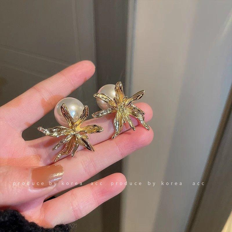Product Introduction of Silver Needle Pearl Flower Two-Way Earrings Korean Niche Design Retro Stud Simple Versatile Earrings for Women 3
