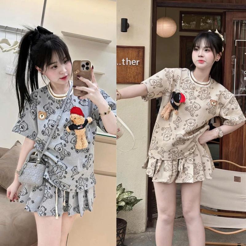 Set Váy KÈM GẤU RỜI Áo thêu gấu cổ bo dệt+ chân váy xếp ly cạp chun co giãn in 3d hình gấu dễ thương top women 2025 by TH STORE