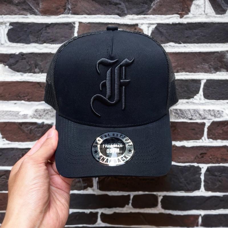 Nón Lưỡi Trai [phiên bản 2] fom vuông logo Full Đen chữ F cách điệu vải trơn đen láng mịn vải có chất wax - Fom Sâu Đầu - Brand One Hat - Size Phổ Thông