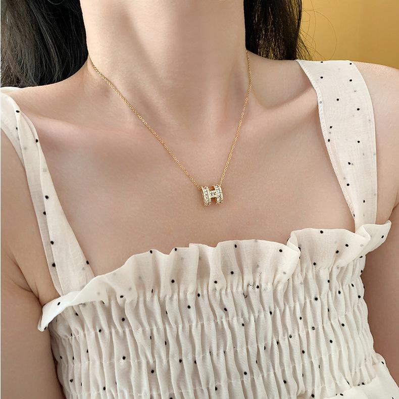 Product Introduction of Vòng Cổ Chữ H, Không Phai Màu, Kim Cương Đầy Đủ, Dành Cho Nữ, Mặt Dây Chuỗi Zircon Vuông Đạt, Dây Chuỗi Xuyên Minh Đơn Phong Cách 5