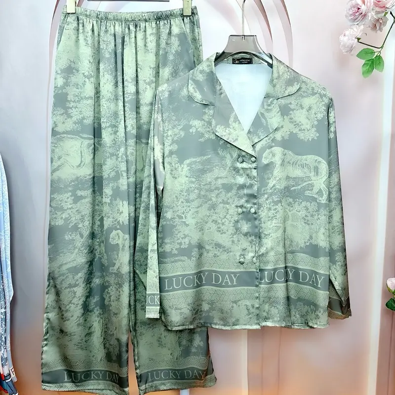 Đồ Bộ Pijama Bigsize, Cổ Vest nút bọc In Rừng Xanh Rêu, FROM RỘNG Chất Liệu Lụa Latin Tơ Tằm Quần Dài 95cm 1