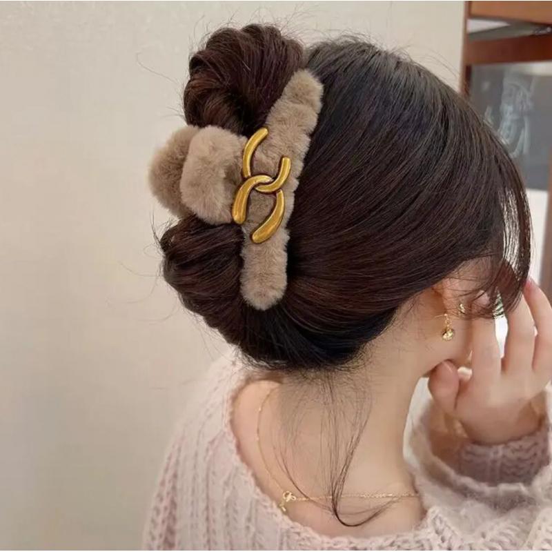 Product Introduction of Autumn and Winter Plush Grip Oversized Barrettes Temperament Back Head Ponytail and Updo Shark Clip Barrettes Winter Furry 2
