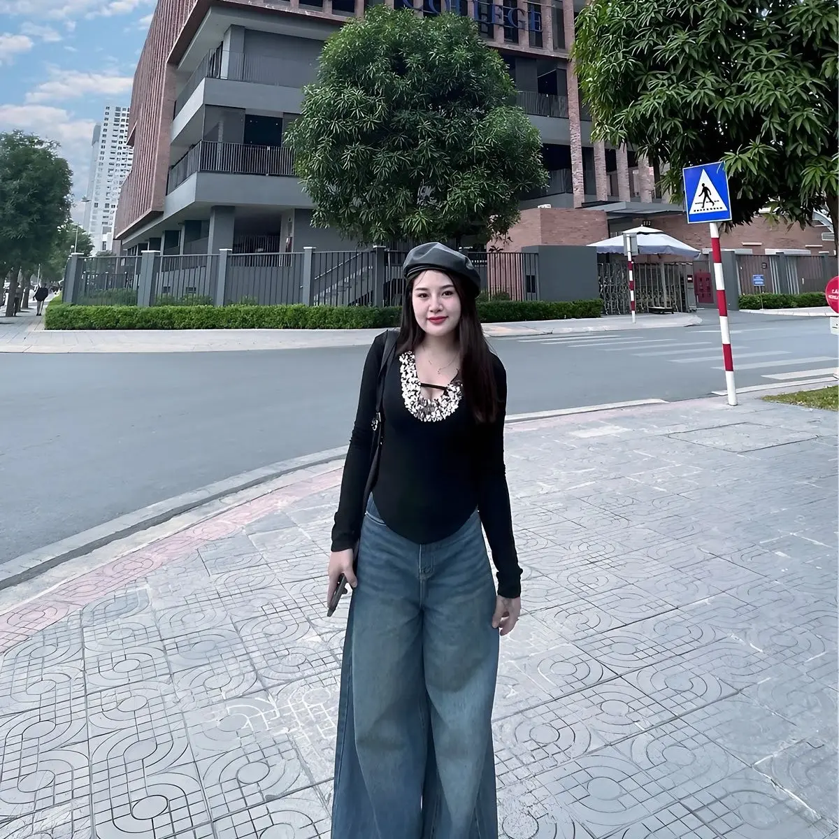 Áo cổ V đá siuuu HOT nay mới bù được cho các bà đây nạa. Hàng đẹp xịnnnn hot hittt. Giá siuuu xinhh   áo thun ôm cổ khoét dây viền bling  Freesize-  280k