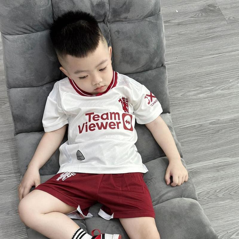 [Có IN Tên] Bộ áo bóng đá trẻ em Mu Trắng Quần Đỏ, đủ size cho bé 8-50kg, chất thun lạnh thoáng mát Top Kids Sports