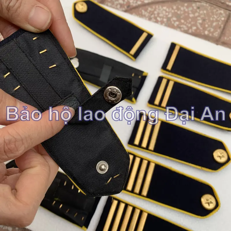 Cầu vai gạch đồng viền vàng 3