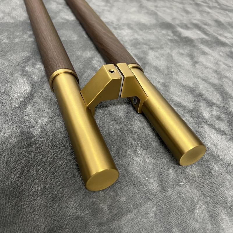 Product Introduction of Tay nắm cửa tròn màu đen đầu màu vàng, bằng inox đế lệch tâm Windragon  lắp cửa kính cường lực ,cửa nhôm hệ thủy lực và gỗ mẫu hót 2024 13
