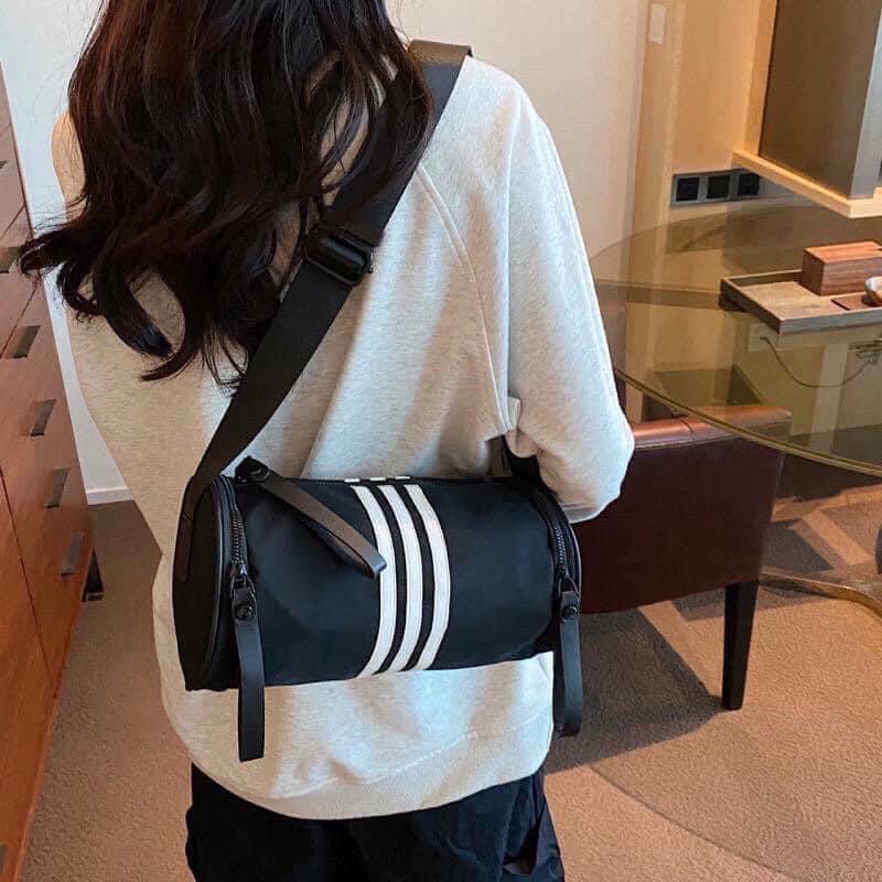 Product Introduction of Túi Trống Thể Thao Ba Sọc Vải Dù  Phong Cách Thời Trang Tote Nam Bag Da Kem Đeo Vai 2