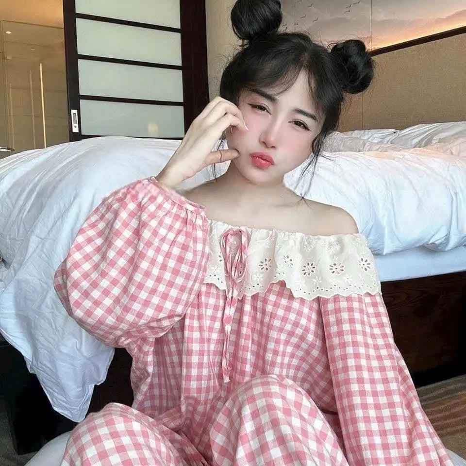 Bộ ngủ kẻ hồng cổ tròn viền ren xinh xắn Áo dài quần dài Bộ ngủ Hương Thảo