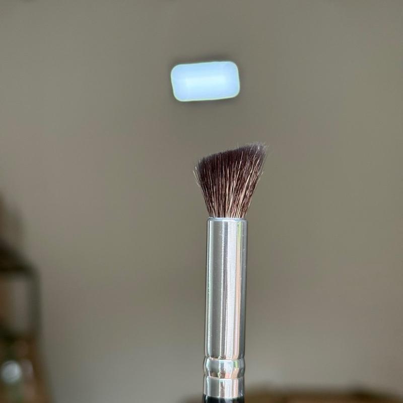 Cọ bung lấy nhũ khô hoặc tán màu mắt, đánh khối mũi kem, phấn A24