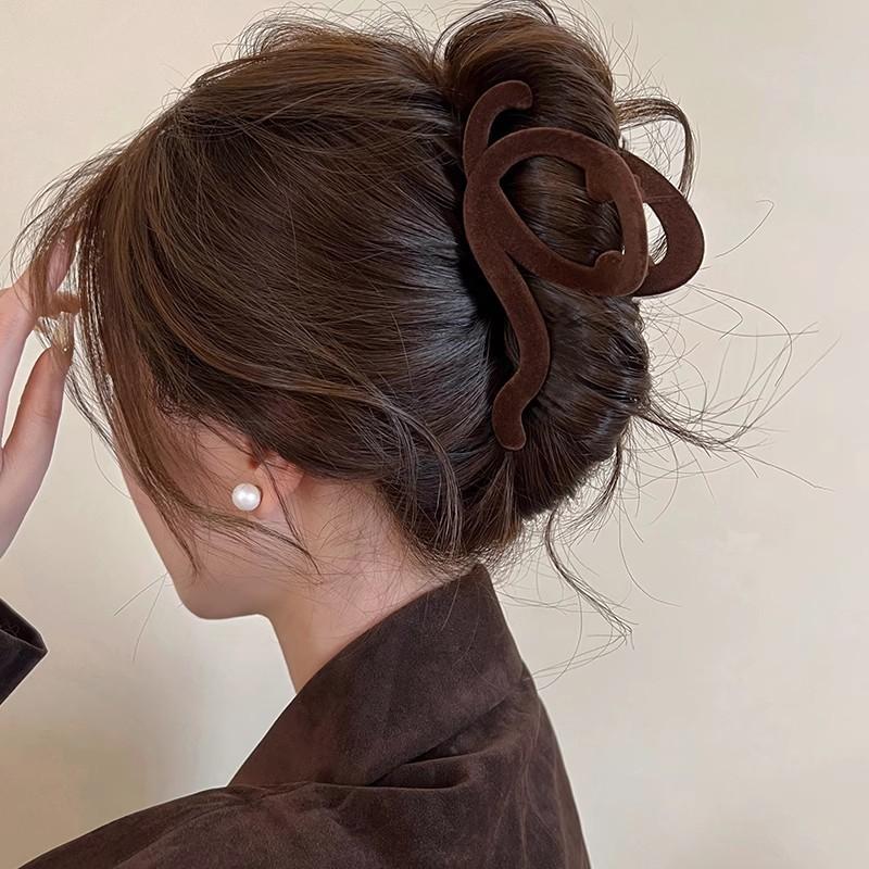 Product Introduction of Matte High-End Large Hair Claw Clip for Women, Back of Head Velvet Line Shark Clip Design, Autumn Winter Hair Accessory Hairpin 3