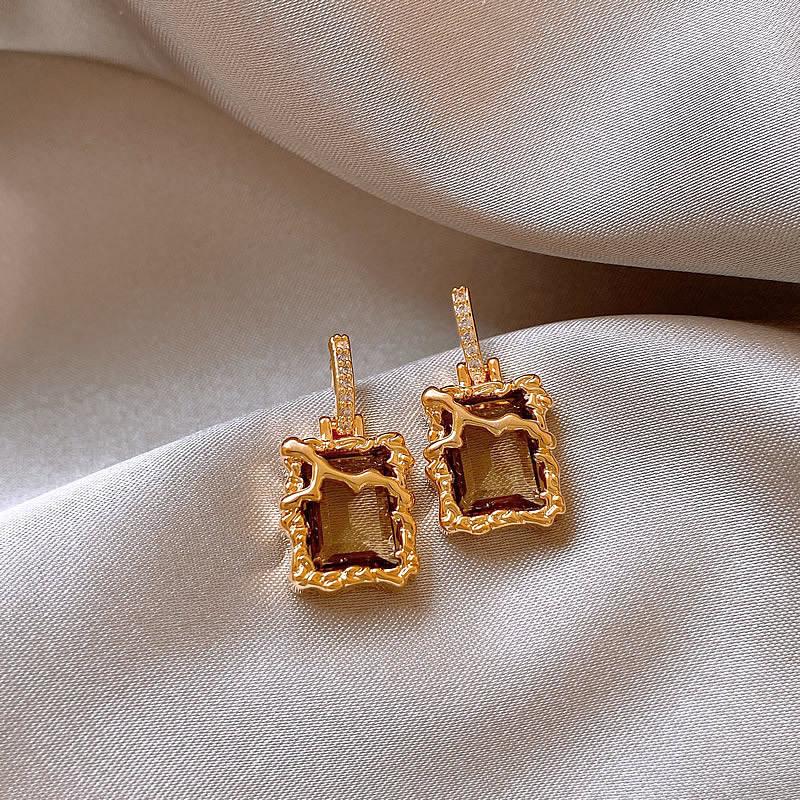 Product Introduction of Retro Maillard color earrings for women, commuter style, elegant and light luxury earrings 5