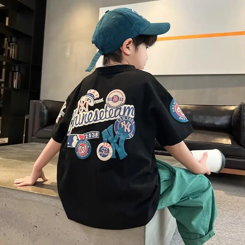 แฟชั่นฤดูร้อนสำหรับเด็กและเด็กชาย ฉบับเกาหลี การพิมพ์ฤดูร้อนใหม่ เสื้อผ้าเด็กขนาดกลางถึงใหญ่ เสื้อยืดแขนสั้นแฟชั่นฤดูร้อน เสื้อหลวมสบาย ๆ