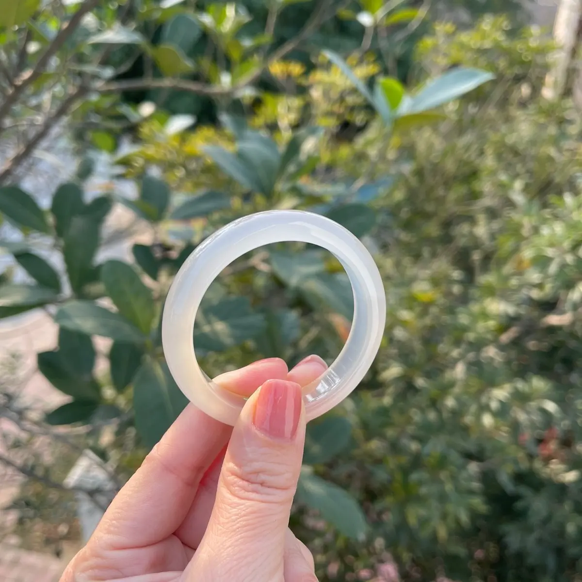 Vòng tay màu trắng ánh khói bản dẹp cho chị em phụ nữ