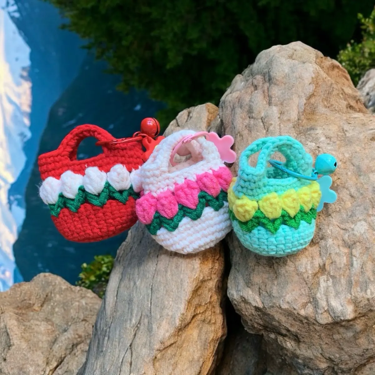 5. Móc khoá túi len mini hoa tulip, handmade