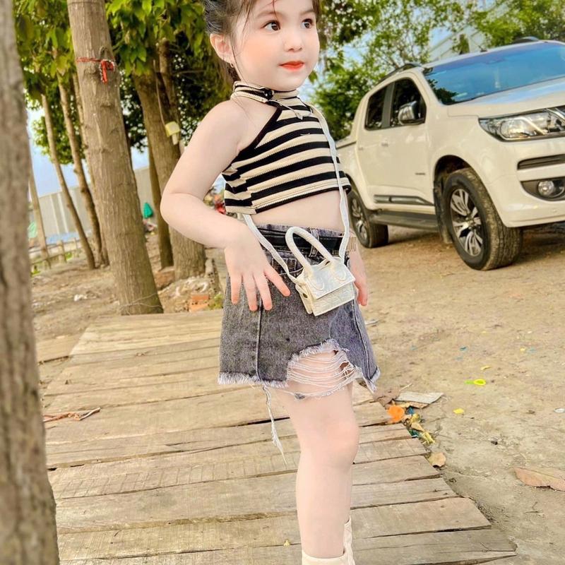 QUẦN ÁO BÉ GÁI-- SET ÁO YẾM CLOPTOP CHÂN VÁY BÒ Jean Sandal Gile Dép Sandal