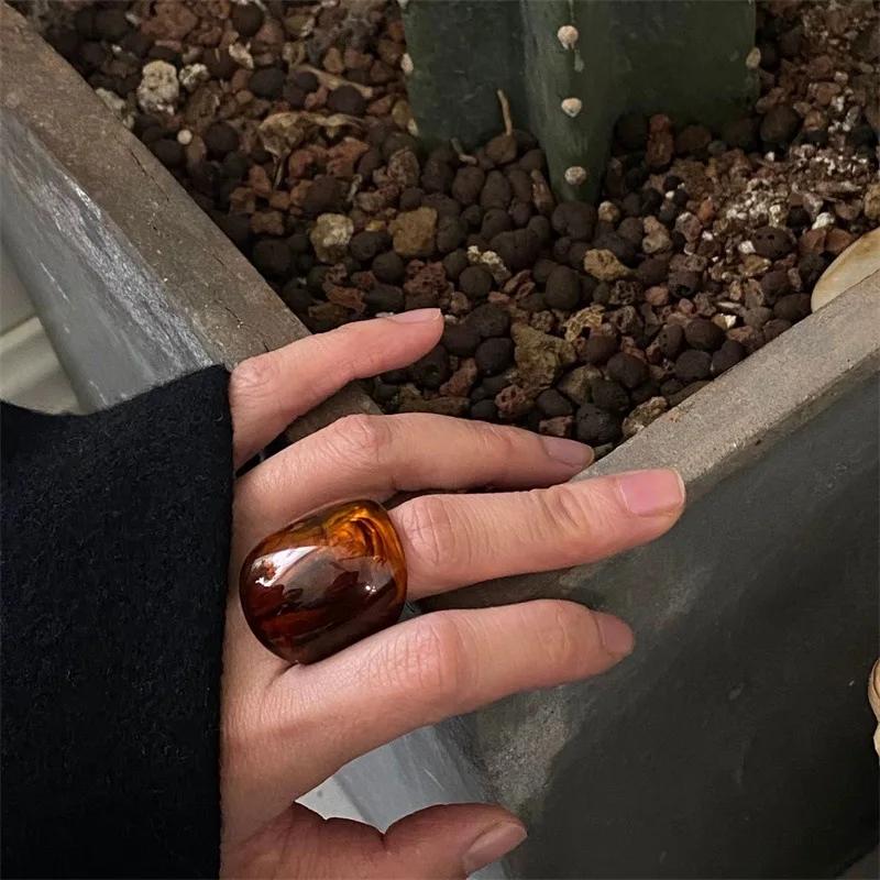 Product Introduction of Trendy Large Finger Rings for Women Exaggerated Amber Color Resin Temperament Geometric Finger Ring Vintage Punk Jewelry 4