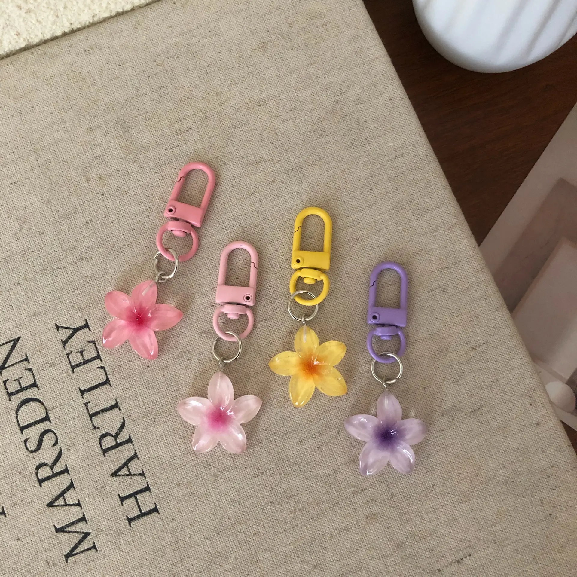 Candy Colored Transparent Small Flower Keychain, Cute and Compact Key Pendant for Women, Bag Hanging Accessories, Headphone Bag Decoration