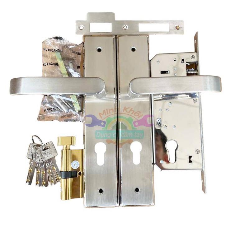 khoá cửa inox 304 thương hiệu Huy Hoàng Việt Nam .hàng chính hãng, dài 261mm ,ngang 53mm,tay nắm 126mm.sử dụng thân khoá lớn 85mm hai nấc.dùng lắp cho cửa đi chính, cửa phòng ,cửa vách ngăn