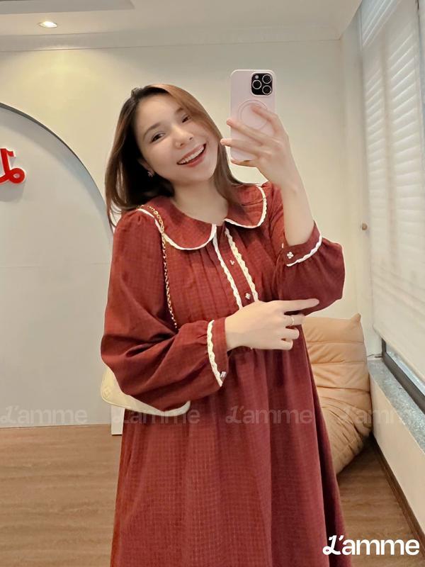 [L'amme] Váy bầu đầm bầu AURA Dress thiết kế dài tay, dáng babydoll cổ phối bèo đính viền ren, phong cách thanh lịch, nhẹ nhàng chất liệu thô nhung ấm áp phù hợp mùa thu đông mẹ bầu dạo phố, đi tiệc