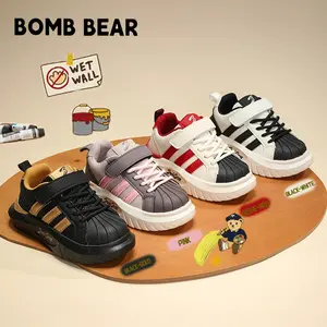 BOMBBEAR 6821 Sepatu Sekolah Anak Dengan Fashion Sneakers Tali KuliT Sintesis Premium, Kualitas Nyaman Lentur Ringan Desain Ergonomis untuk Aktivitas Aktif Si Kecil! warna Hitam, Pink, Putih dan Merah dengan size 26-37