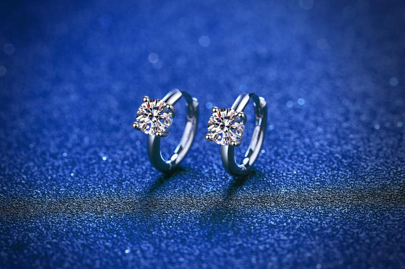 Product Introduction of S925 Sterling Silver Earrings Plated Pt950 Moissanite Stud Earrings Women's High-End Classic Four-Claw D Color 50 Points Moissanite Earrings JFK 3
