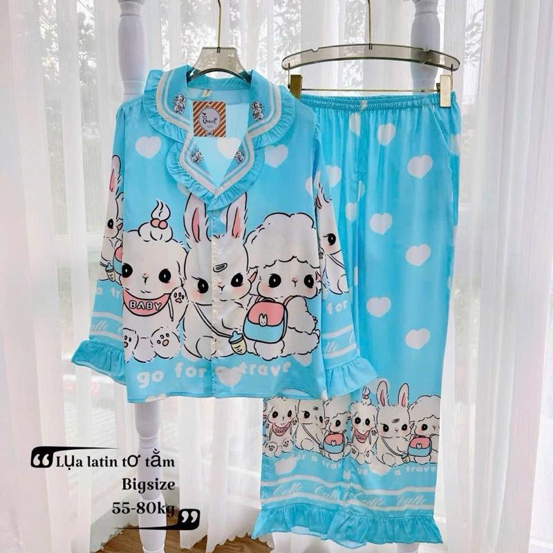 Size 60-75kg- Bigsize Bộ Lụa Latin Tơ Tằm Cao Cấp Cổ Bẻ Viền Bèo In Full Họa Tiết 5D Queen Tay Dài Quần Dài Mềm Mát Mặc Nhà Cao Cấp VIP207 Women Nữ Quần Ngủ Áo Voi Kem Voan Sen 4