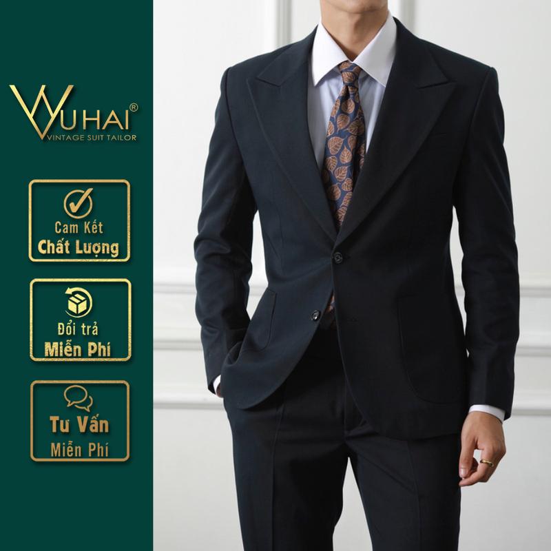 Bộ Suit Nam Túi Hộp Dáng Áo 2 Cúc Màu Đen Ve Cổ Nhọn To Sang Trọng. Menswear vestnam 2024