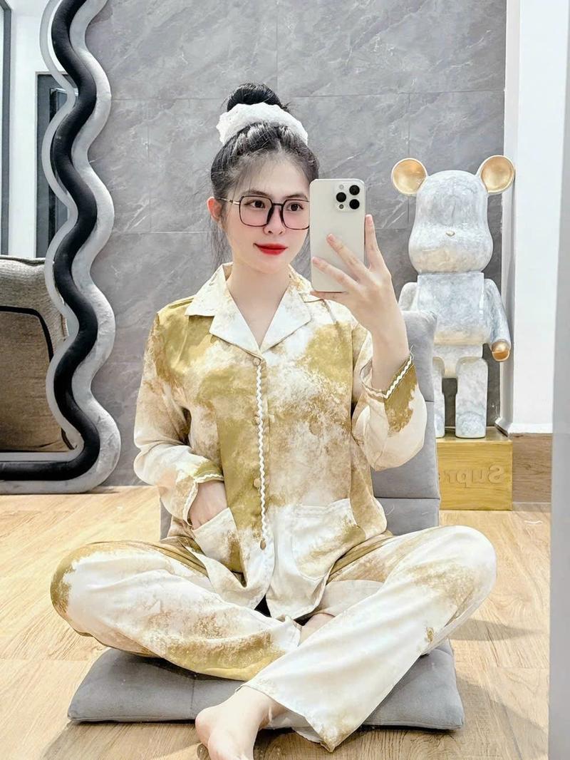 Product Introduction of Bộ lụa latin tơ tằm 40/60kg cúc bọc túi viền tay dài màu loang xinh mặc nhà cao cấp  Women Quần Ngủ Nữ Áo Voi Kem Nhung 2