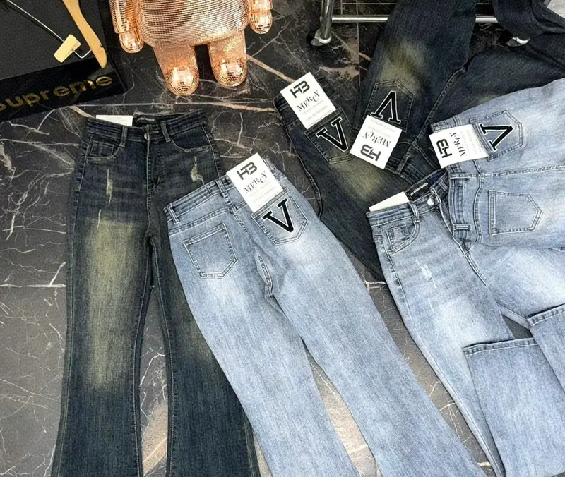 Quần jeans ống loe rách cào kiểu phối túi thêu chữ V Nam Menswear 3