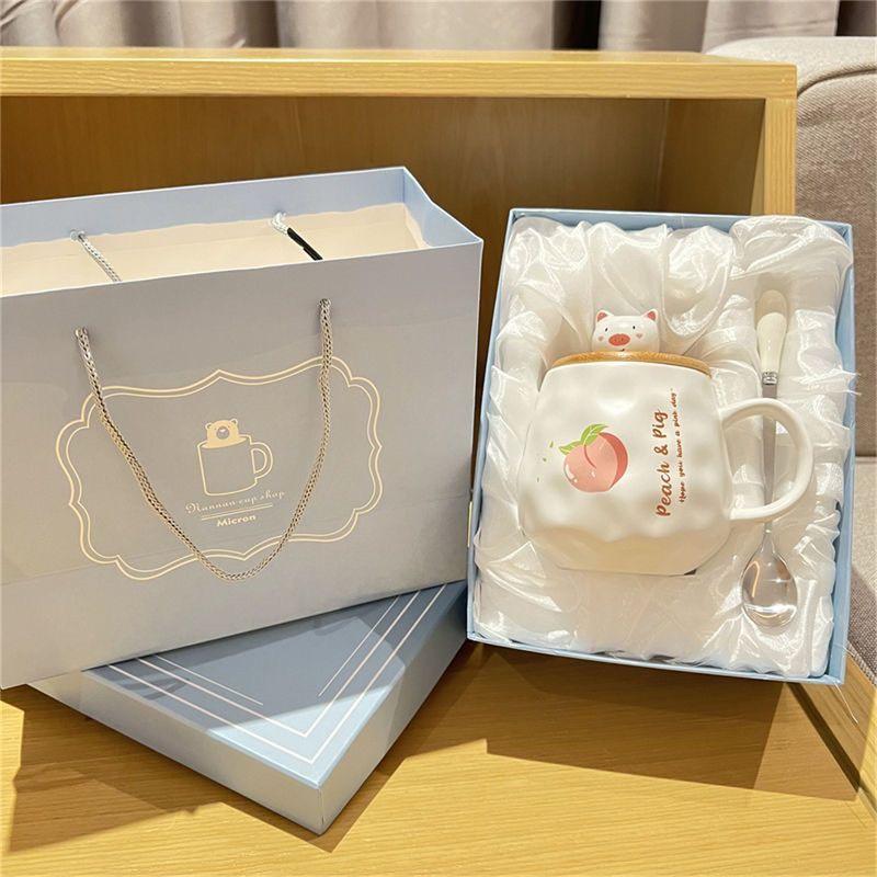 Ly cốc sứ có nắp đậy hình đào Heo dễ thương 400ml,món quà sinh nhật cốc uống nước có nắp đậy kèm thìa ZTB