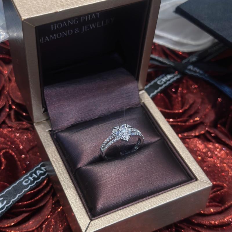 Trang Sức Nhẫn Bạc Ý 925 Mặt K.C Chạm Tấm Đai Chia Đôi Xi Kim (N098)