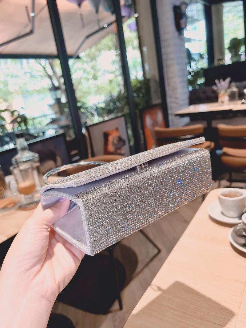 Product Introduction of Túi Xách Nữ Đeo Chéo Bag Clutch Đi Tiệc Cầm Tay Quai Kiềng Đính Đá BlingBling Màu Đen Màu Bạc Sang Chảnh Kèm Dây Xích Size 18 HÀNG CHUẨN QC Nhung Kem tuixach  thoitrang Khô sạch Nhẫn Đinh 3