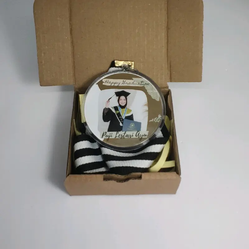 Kado Wisuda Medali Custom foto dan nama sendiri murah harga sudah termasuk box hampers 1