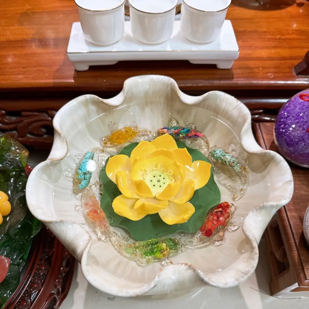Cá koi đá phong thuỷ có đồng xu dưới bụng