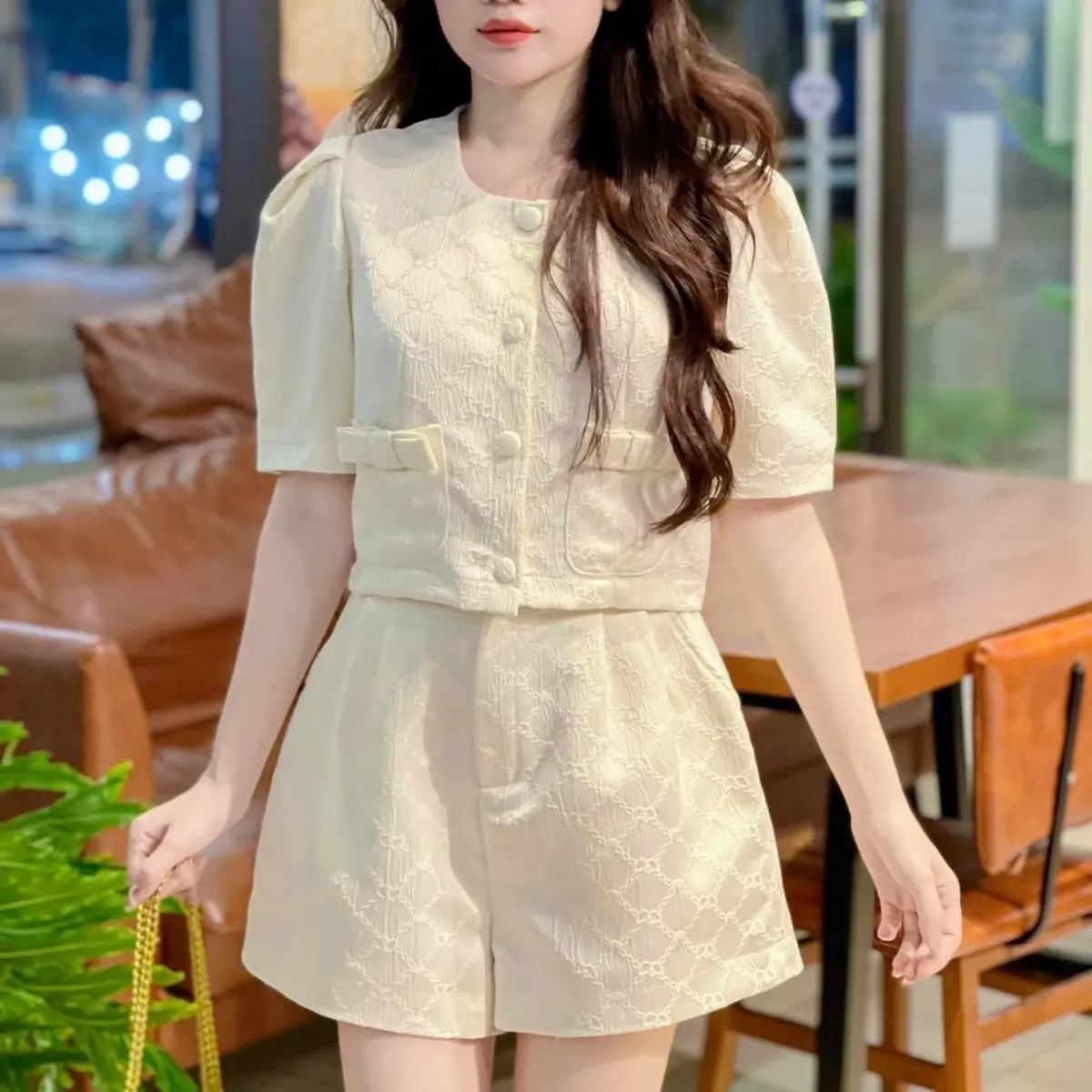 set bộ. Sét áo tay bồng cộc kết hợp quần sooc. Chất liệu gấm 2 màu vàng nhạt, đen Nữ Women