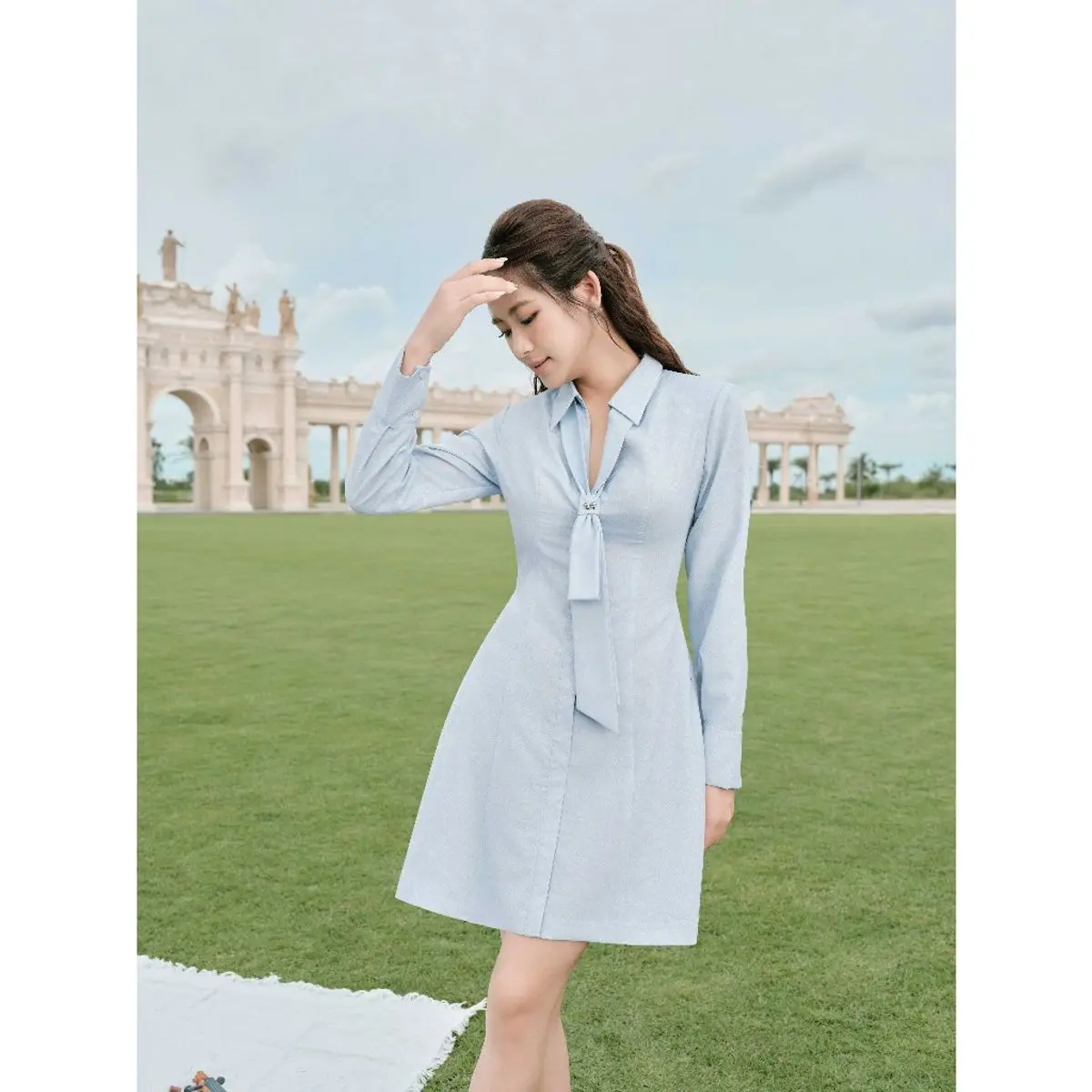 Đầm cổ nam không chân, nơ cổ trễ cách điệu 1S75.2407K, váy đầm thắt bơ cách điệu kiểu dáng công sở thanh lịch bởi JM