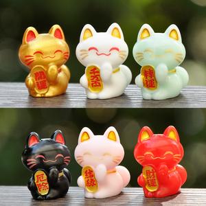 招き猫のフィギュアを使ったインスピレーショナルなミニランド風水デコレーション。車のダッシュボード用の飾り物で、幸運を呼び込む風水効果があります。