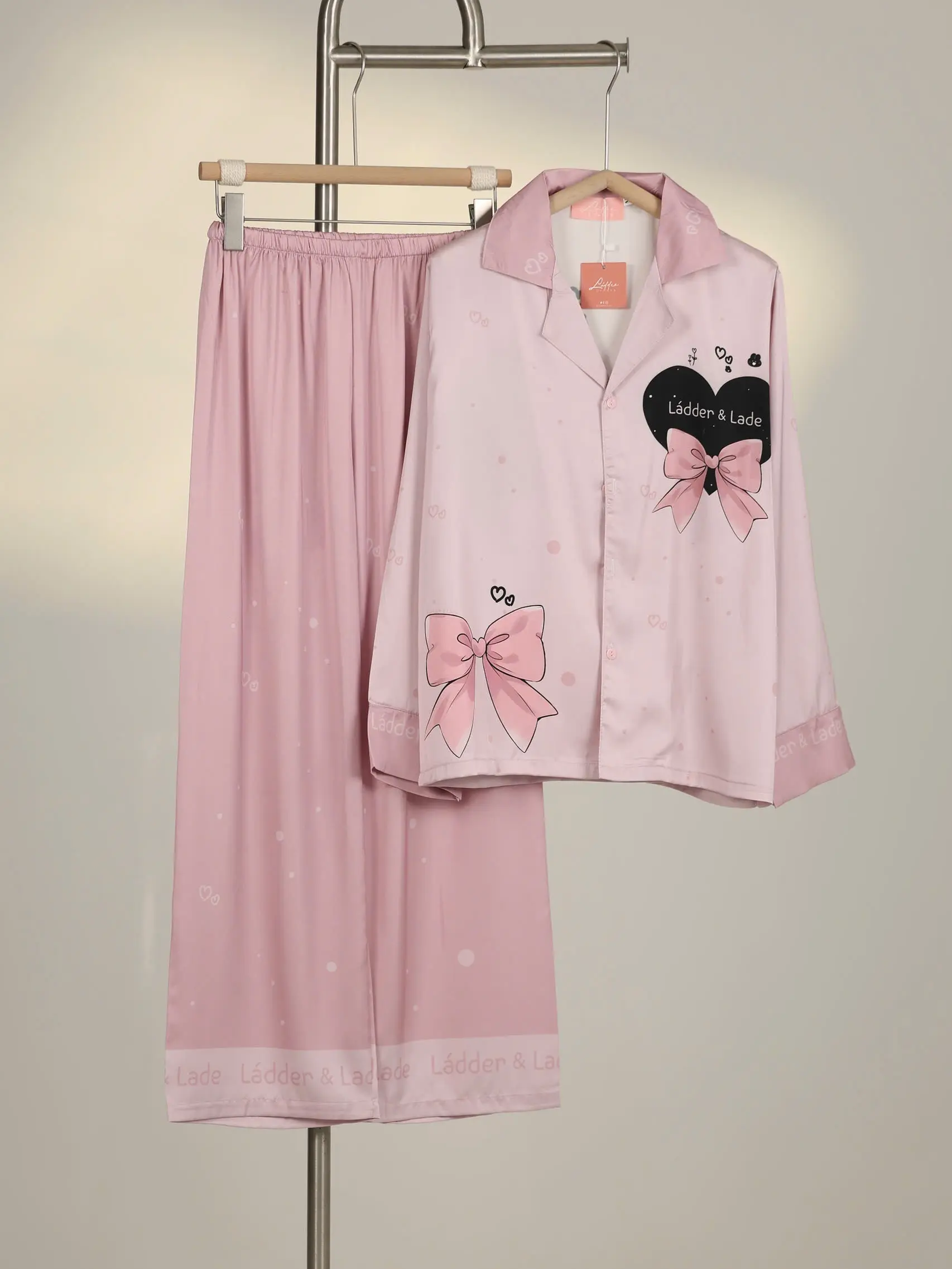 Bộ ngủ nữ mặc nhà pijama Ladder tay dài quần dài (không túi) lụa latin mềm mát in 3D hồng tim đen nơ xinh yêu (5328) Voi Kem