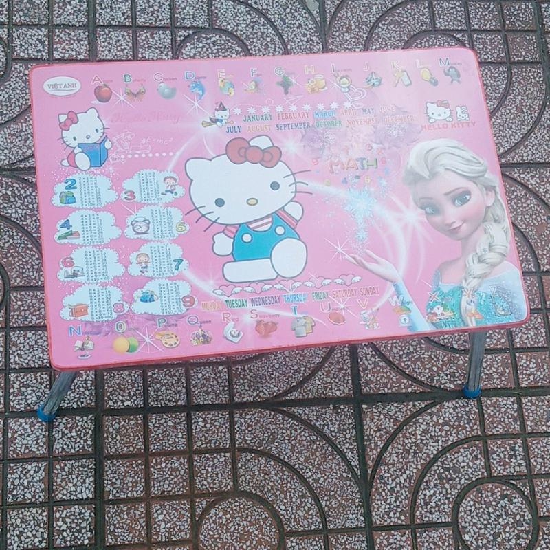 Bàn học sinh, sinh viên hình Hello Kitty kt 40x60cm 8