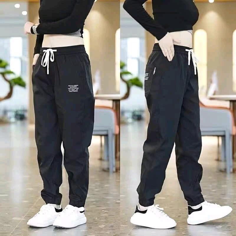 Quần Jogger Kaki Nam Nữ Sport Unisex Tập Gym Dáng Rộng Bo Gấu Trung Năng Động Với 3 Màu Cá Tính 40-70kg Chất Liệu Cao Cấp Size S-3XL Phù Hợp 4 Mùa - Yoga