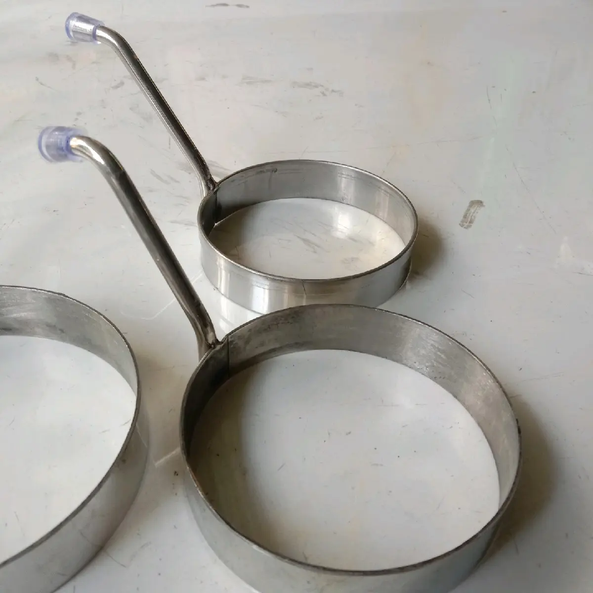Vòng chiên trứng inox với nhiều kích thước khác nhau.Dày dặn chất lượng,tay cầm có nút nhựa.